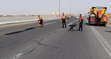 لکه گیری محور‌های مواصلاتی با استفاده از ۱۵۰۰ تن آسفالت در نمین