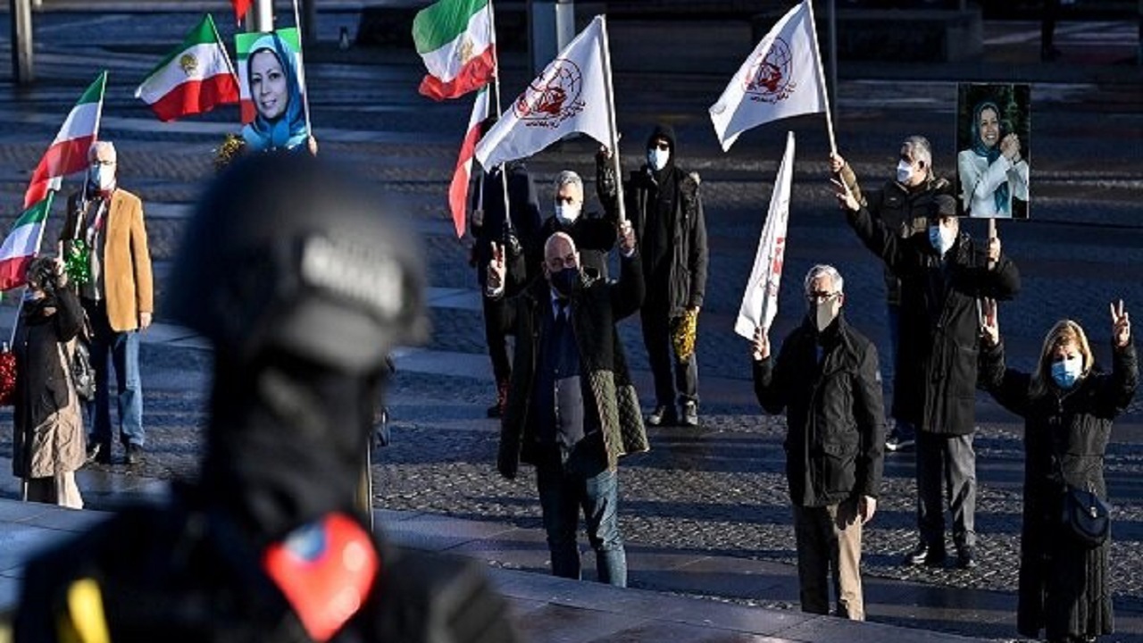 سیرک منافقین وسط بلوای پاریس/ فرانسه در مدار دشمنی با ملت ایران