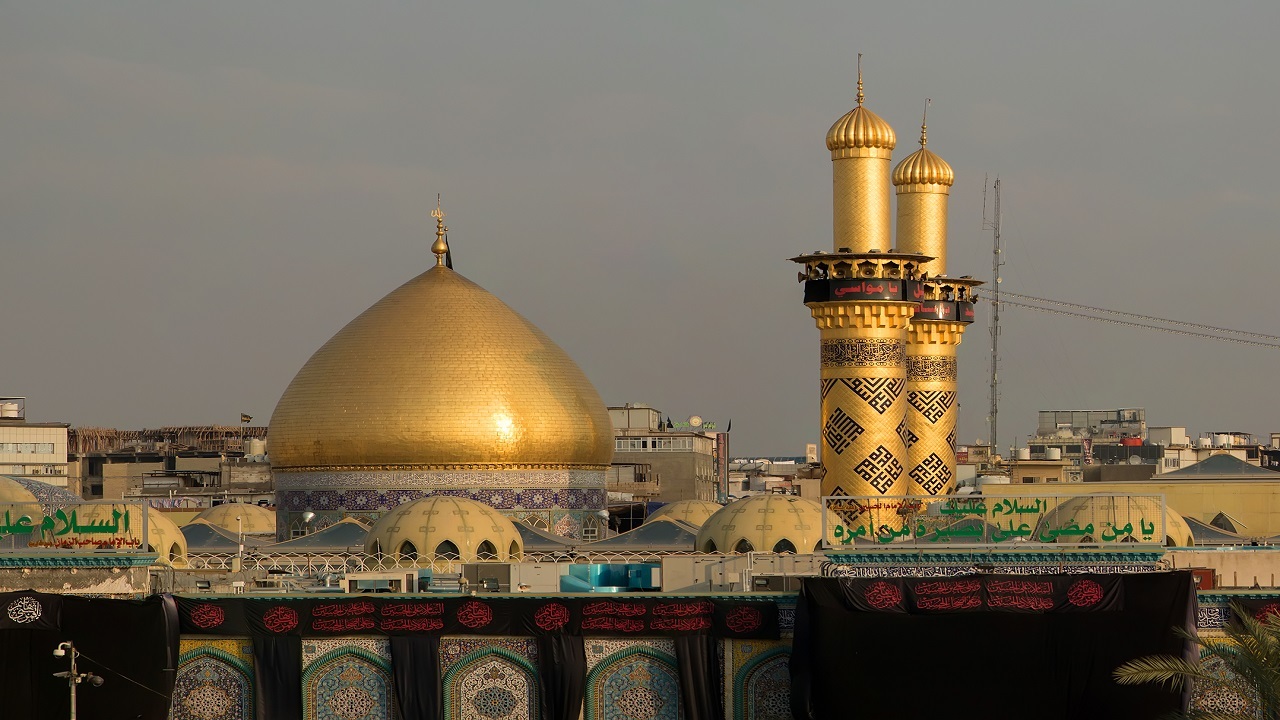 مولودی خوانی مداح اهل بیت (ع) در حرم علمدار کربلا + فیلم