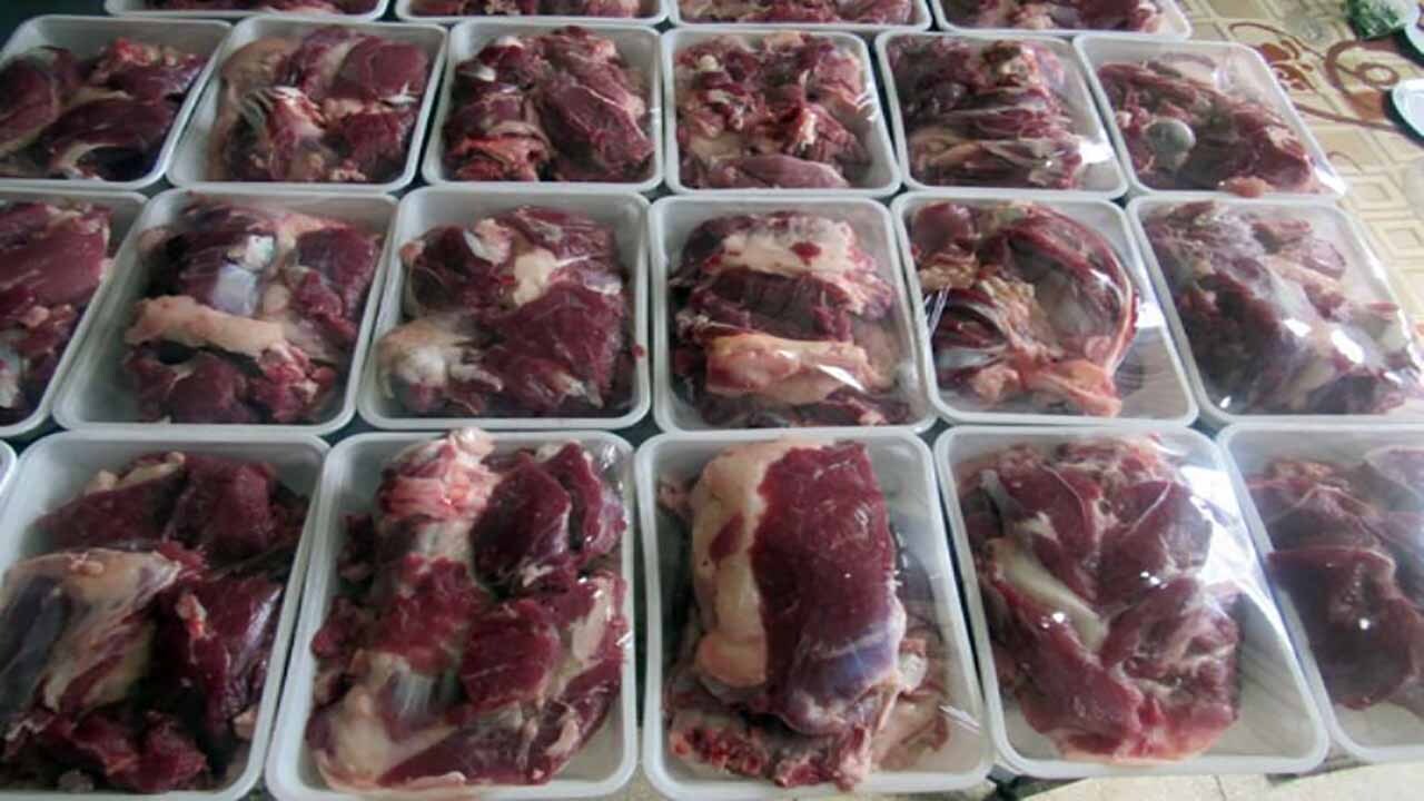 توزیع بیش از هزار کیلوگرم گوشت بین نیازمندان رودان