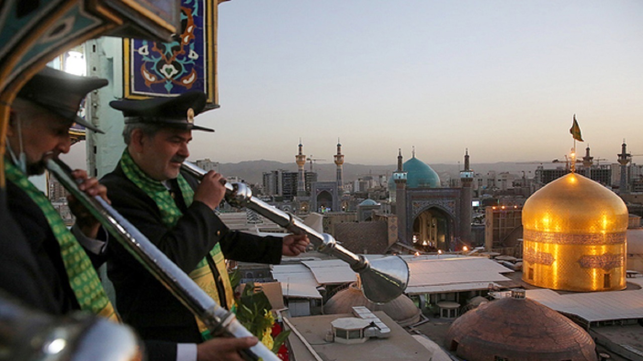 نقاره‌زنی شب میلاد امام هادی(ع) در حرم مطهر رضوی