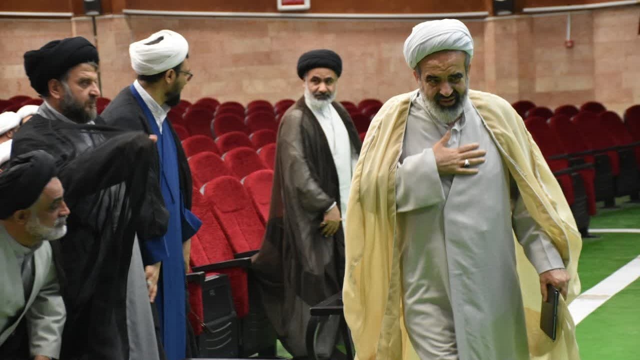 تمام تلاش دشمن جدایی امت از امام است