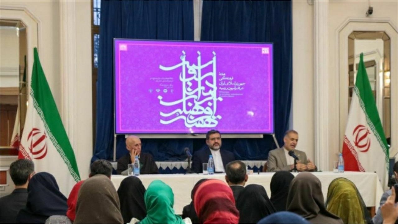 هنرمندان سفیران فرهنگی و مایه مباهات مردم هستند