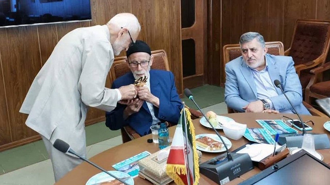 اهدای نشان «حبیب» به مداح و شاعر پیشکسوت آئینی