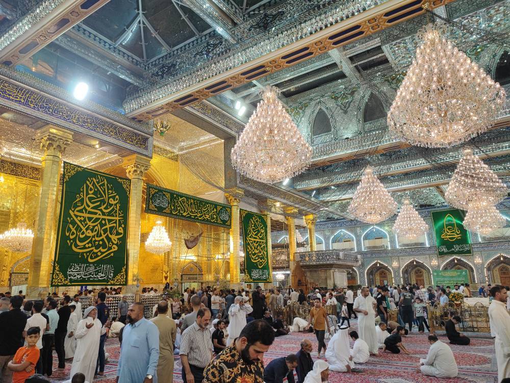 حال و هوای زائران در حرم امام حسین حال و هوای زائران در حرم امام حسین