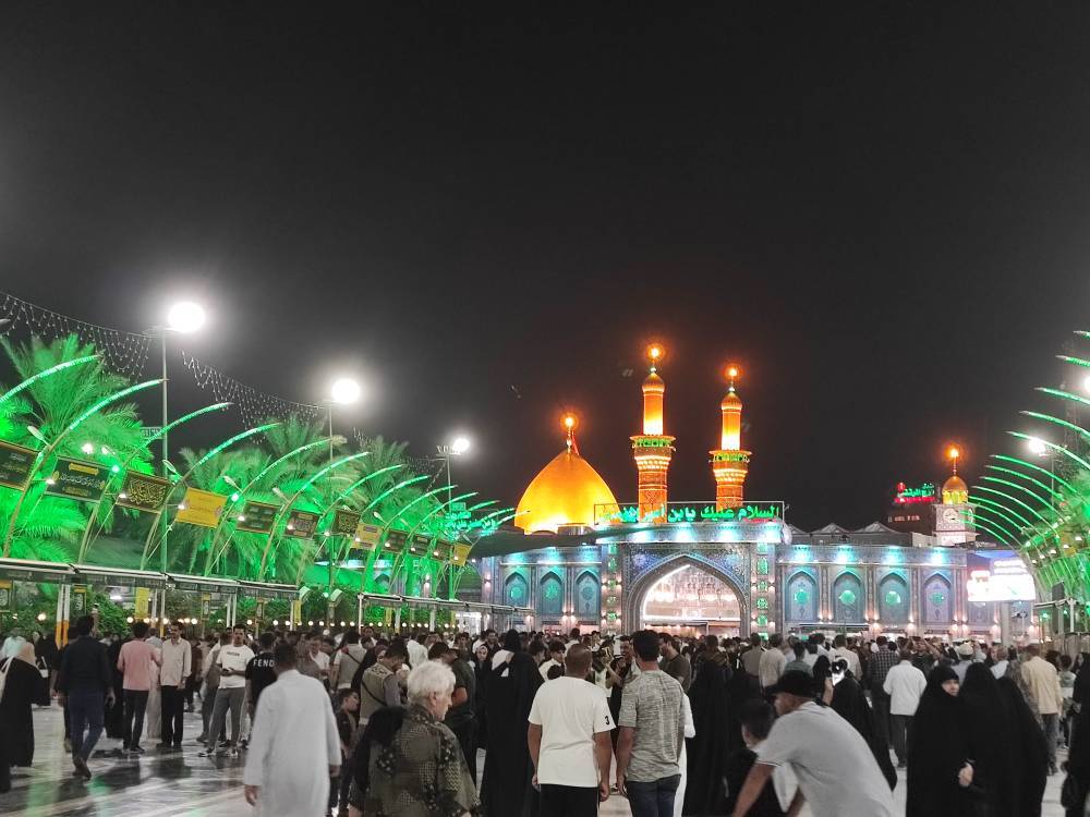 زائران در بین الحرمین زائران در بین الحرمین