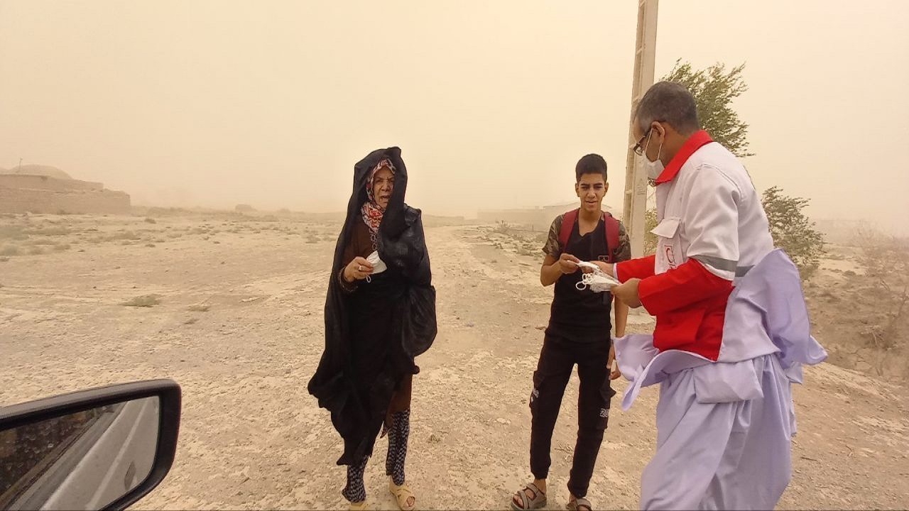 بیش از ۶ هزار ماسک بین مردم توفان زده سیستان توزیع شد