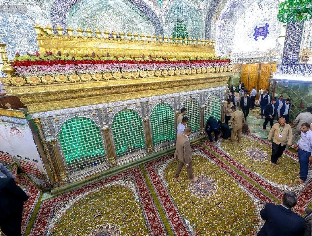 گل&zwnj;آرایی ضریح امیرالمومنین علی(ع)