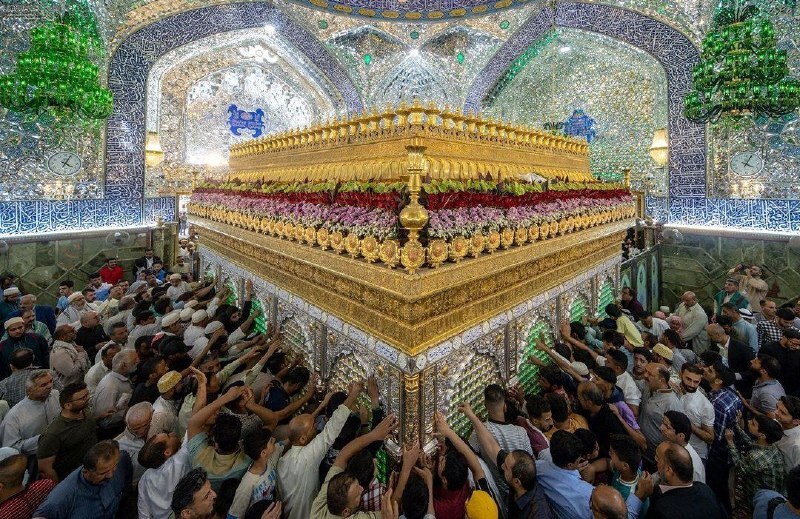 گل&zwnj;آرایی ضریح امیرالمومنین علی(ع)