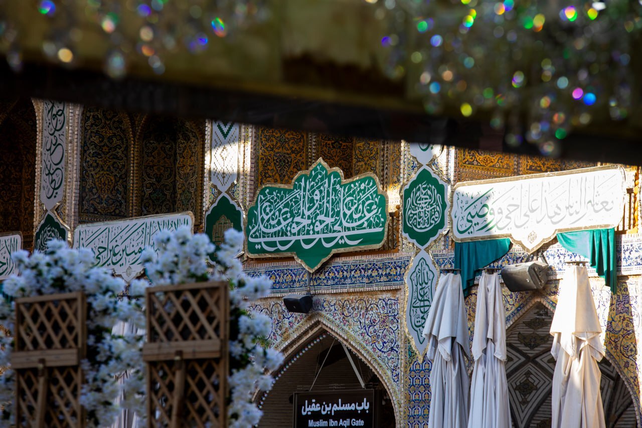 گل&zwnj;آرایی ضریح امیرالمومنین علی(ع)
