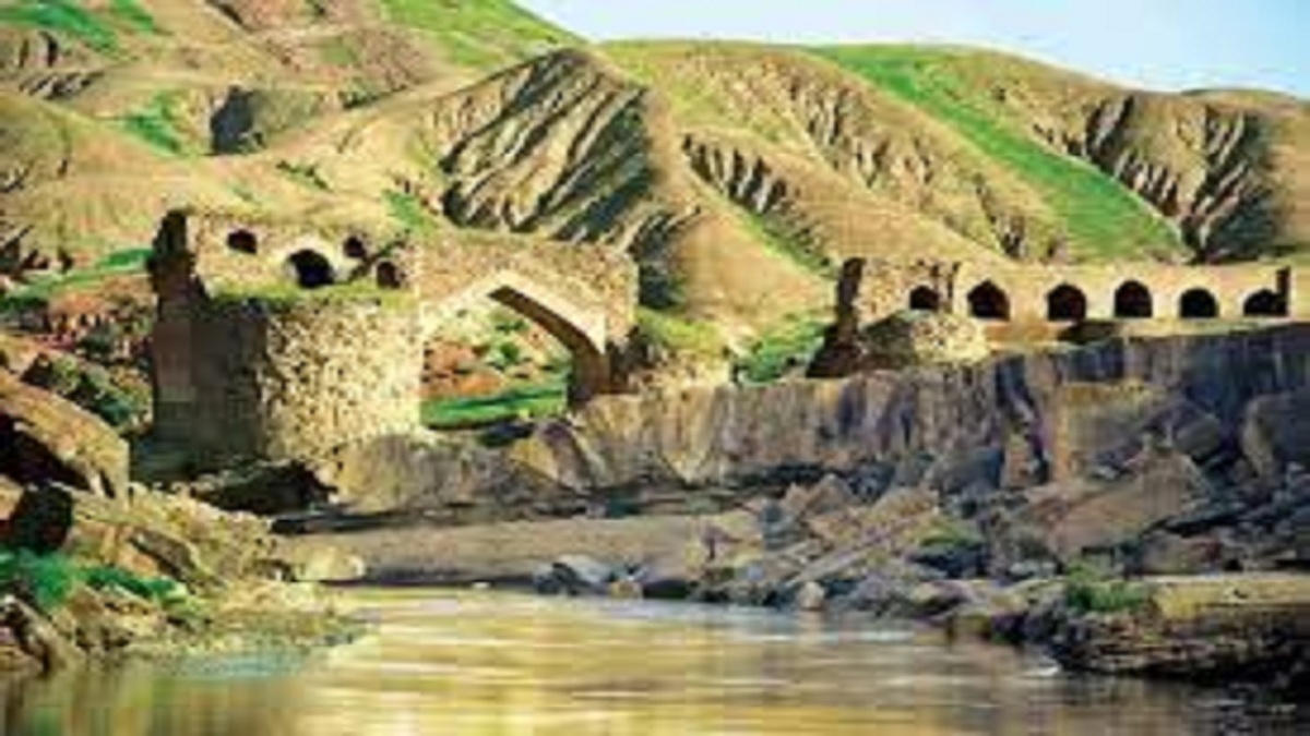 نمایی از پل تاریخی گاومیشان
