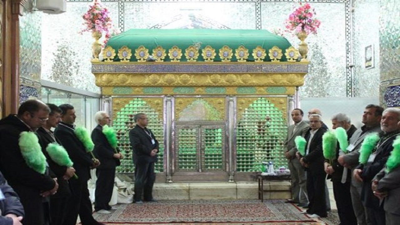 غبارروبی و عطرافشانی آستان امامزاده سید حمزه (ع) در آستانه عید غدیر + فیلم