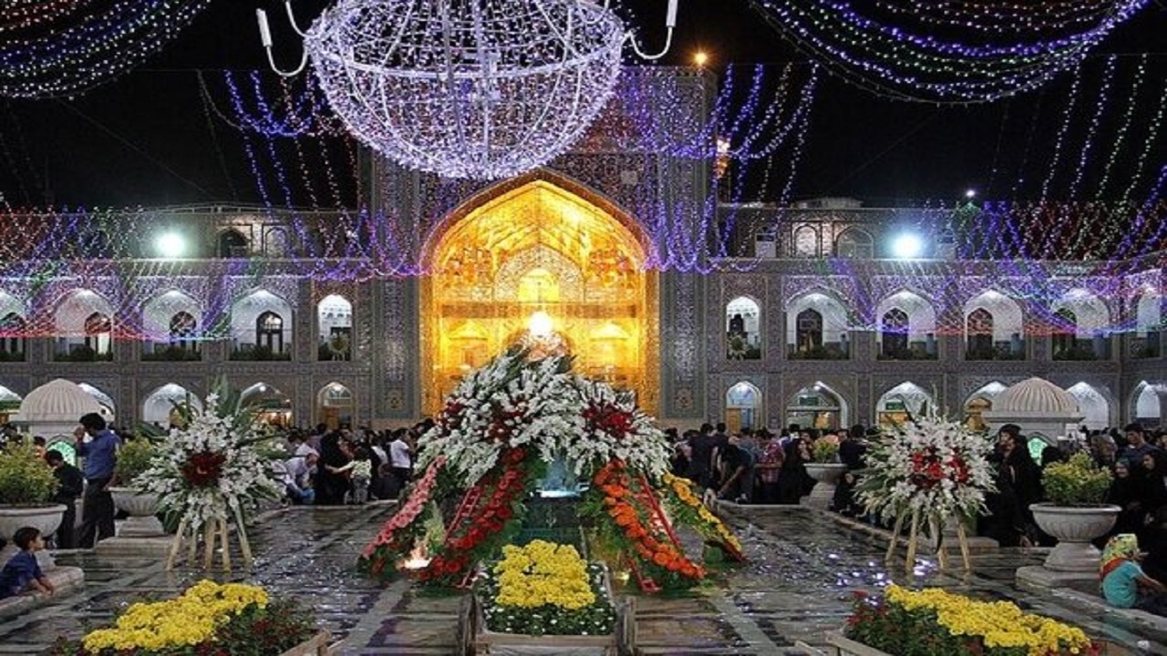 طنین انداز شدن صدای اذان و نوای نام مولا امیرالمومنین علی (ع) در حرم مطهر رضوی + فیلم