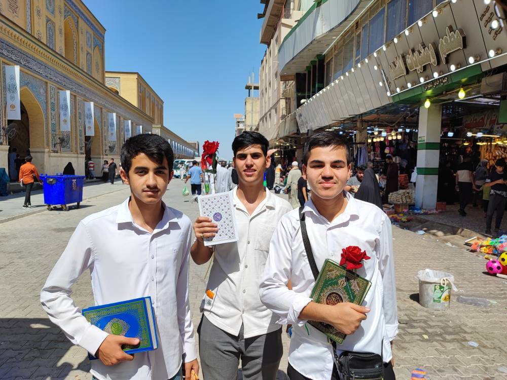 جوانان قرآن به دست در نجف اشرف