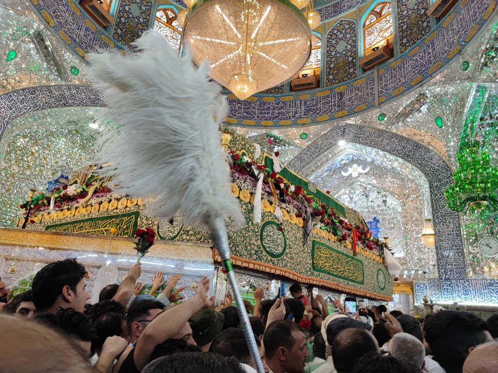 ابراز ارادت زائران به حضرت امیر