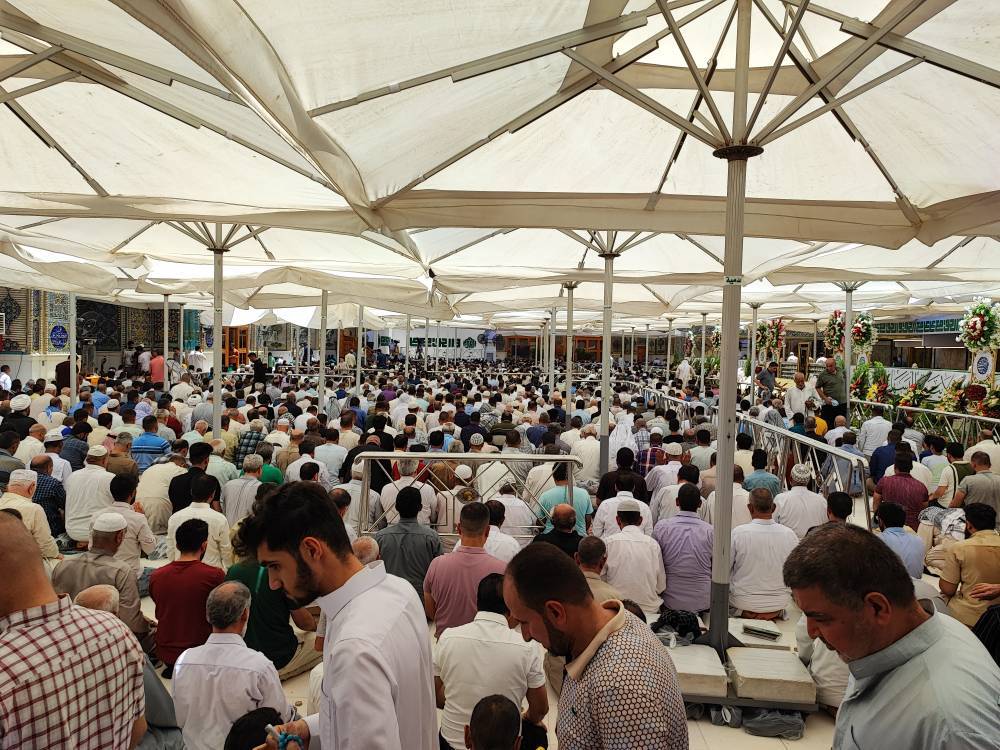 نماز ظهر در حرم امیر (ع)