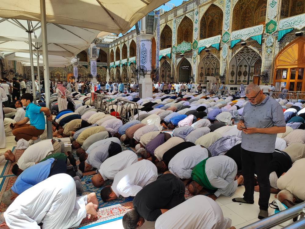 نماز جماعت در حرم امام علی