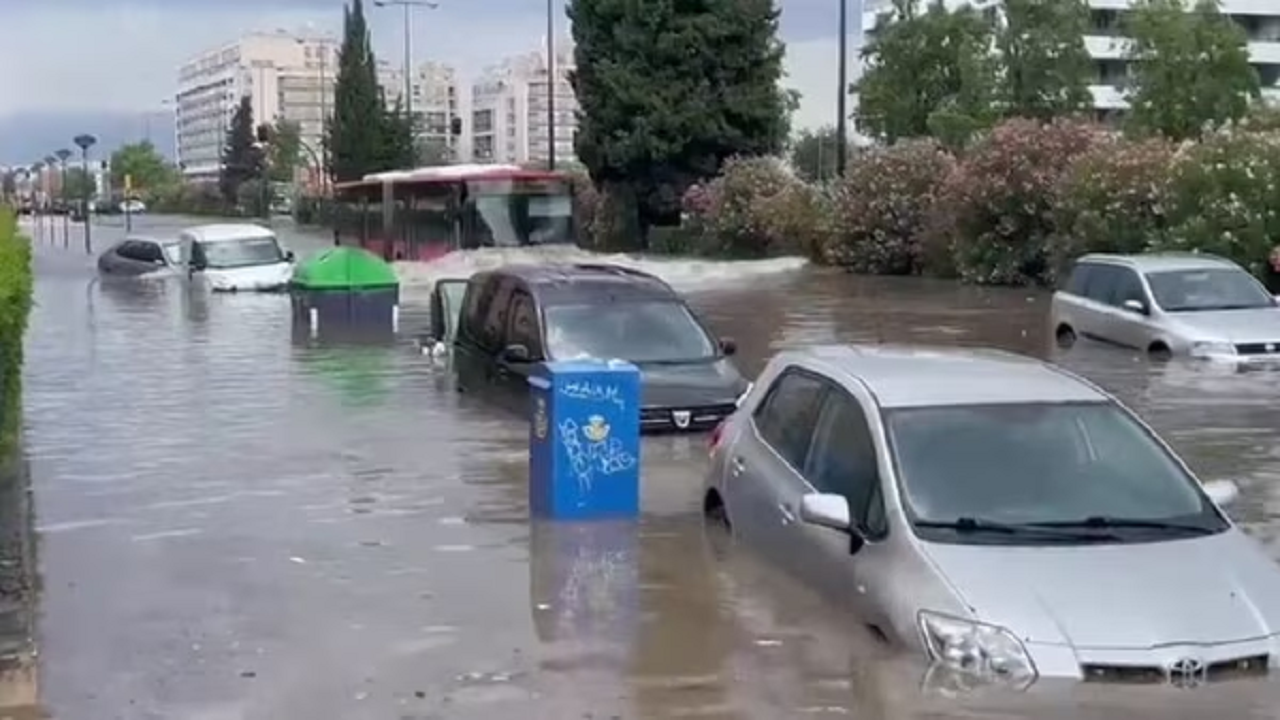 سیل شدید در اسپانیا رانندگان را در خودرو محبوس کرد