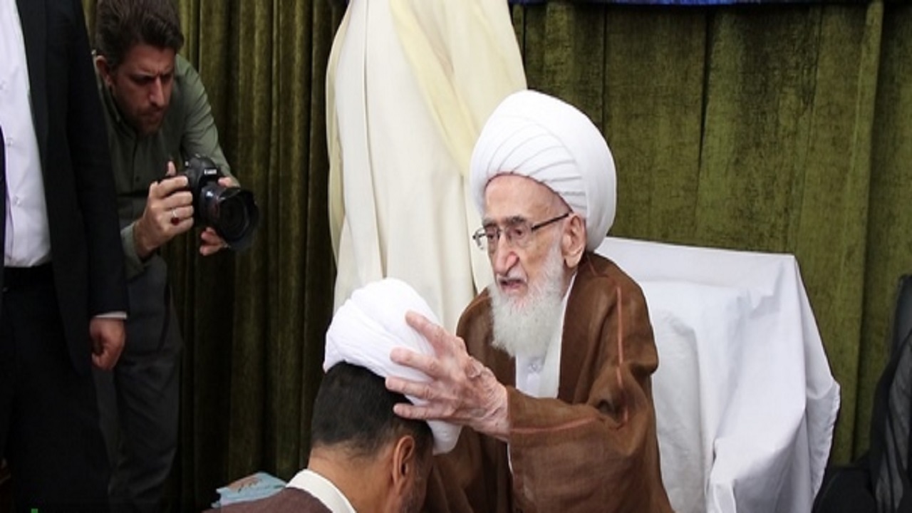 عمامه گذاری جمعی از طلاب قم به دست مراجع تقلید+فیلم