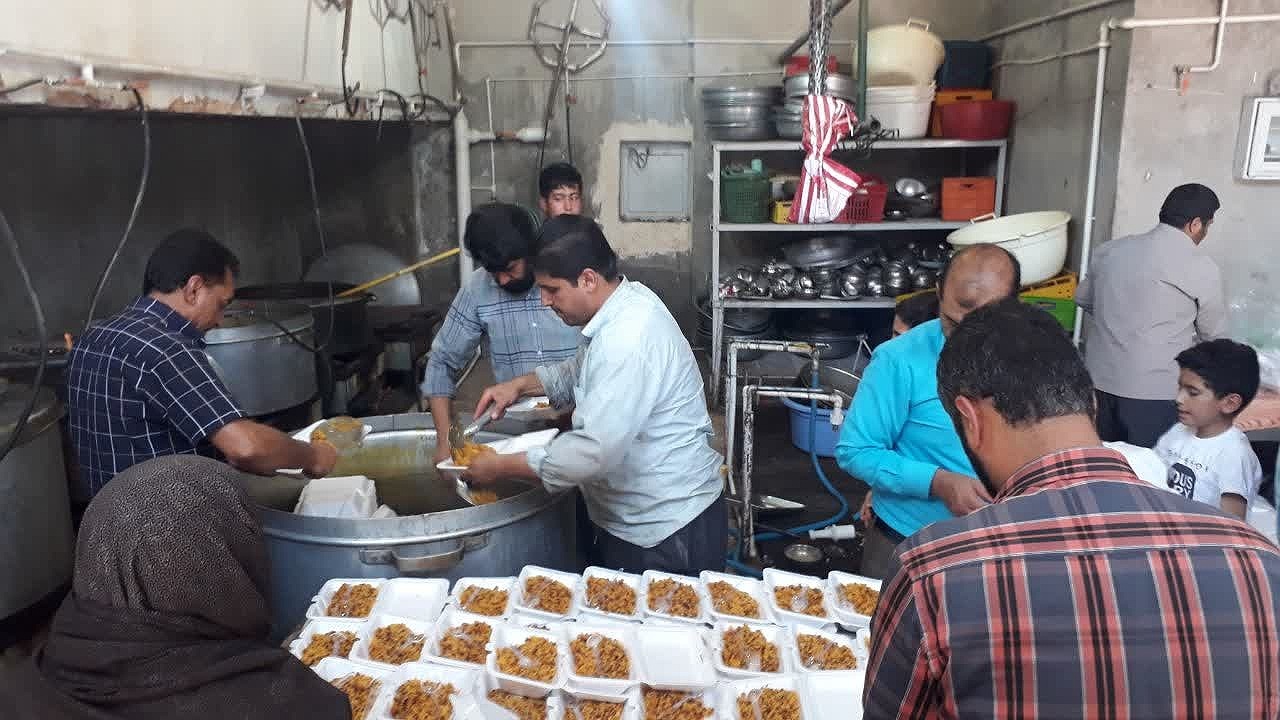توزیع ۲۵۰۰ پرس غذا در کرمان