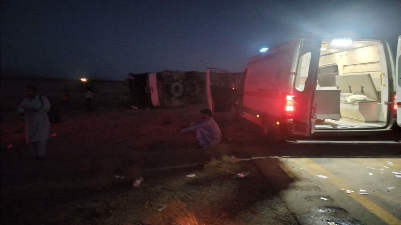۱۹ مصدوم در حادثه واژگونی اتوبوس مسافربری