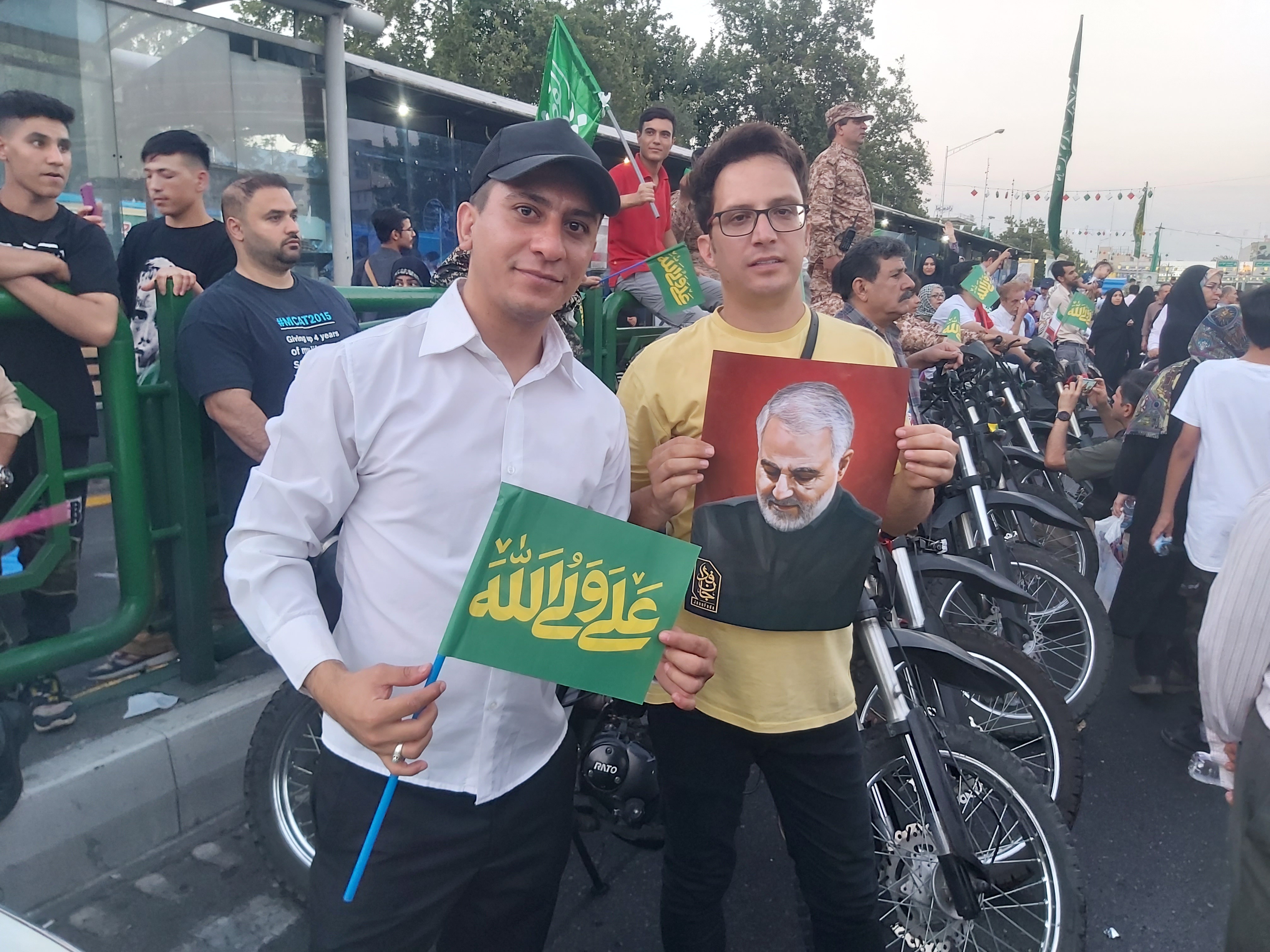 عکس یادگاری با تصویر سردار سلیمانی