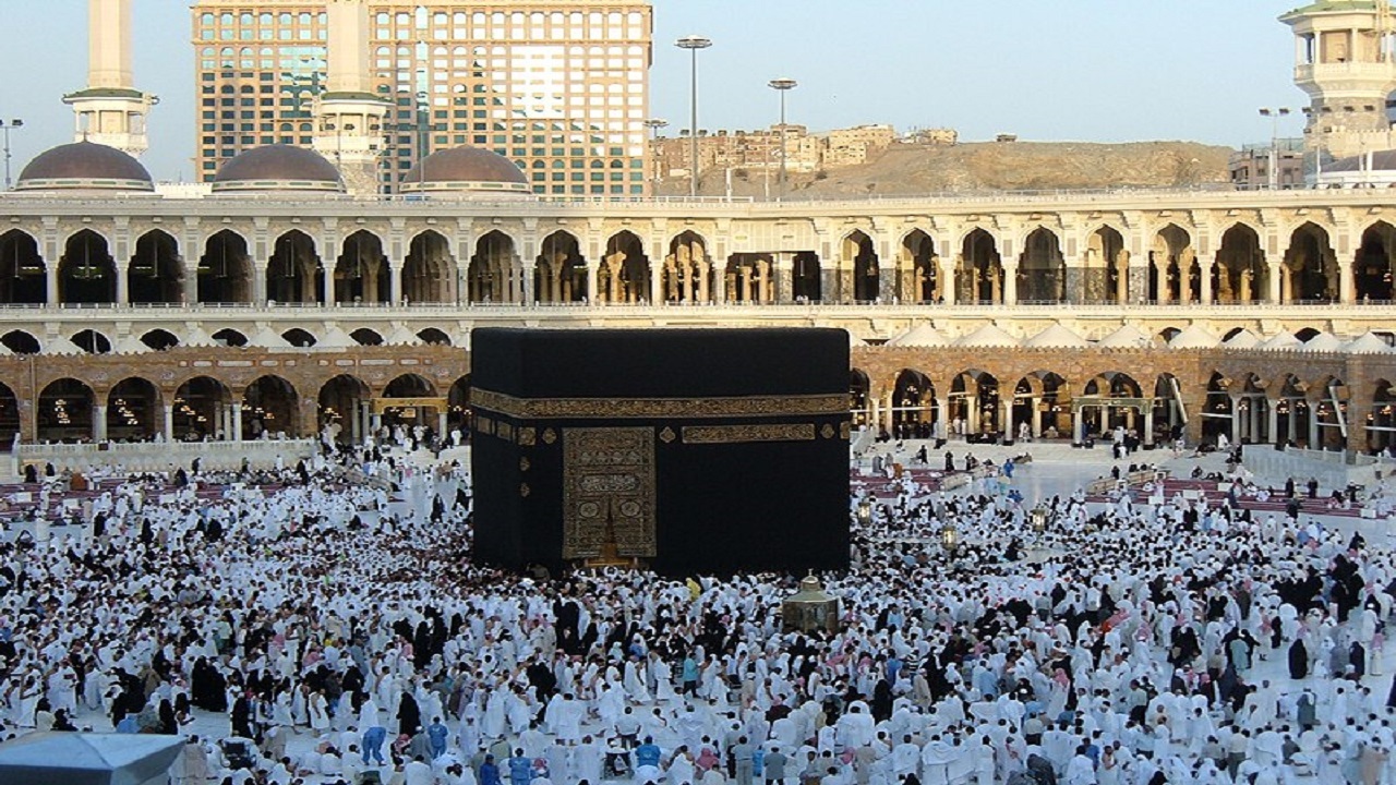شعرخوانی زائر خانه خدا در وصف امام علی (ع) + فیلم