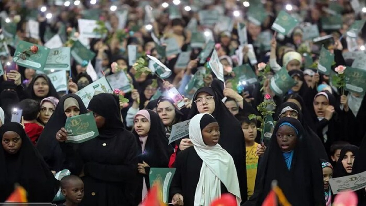 گردهمایی دختران و بانوانی از ۱۲۰ کشور جهان در حرم حضرت معصومه (س)+فیلم