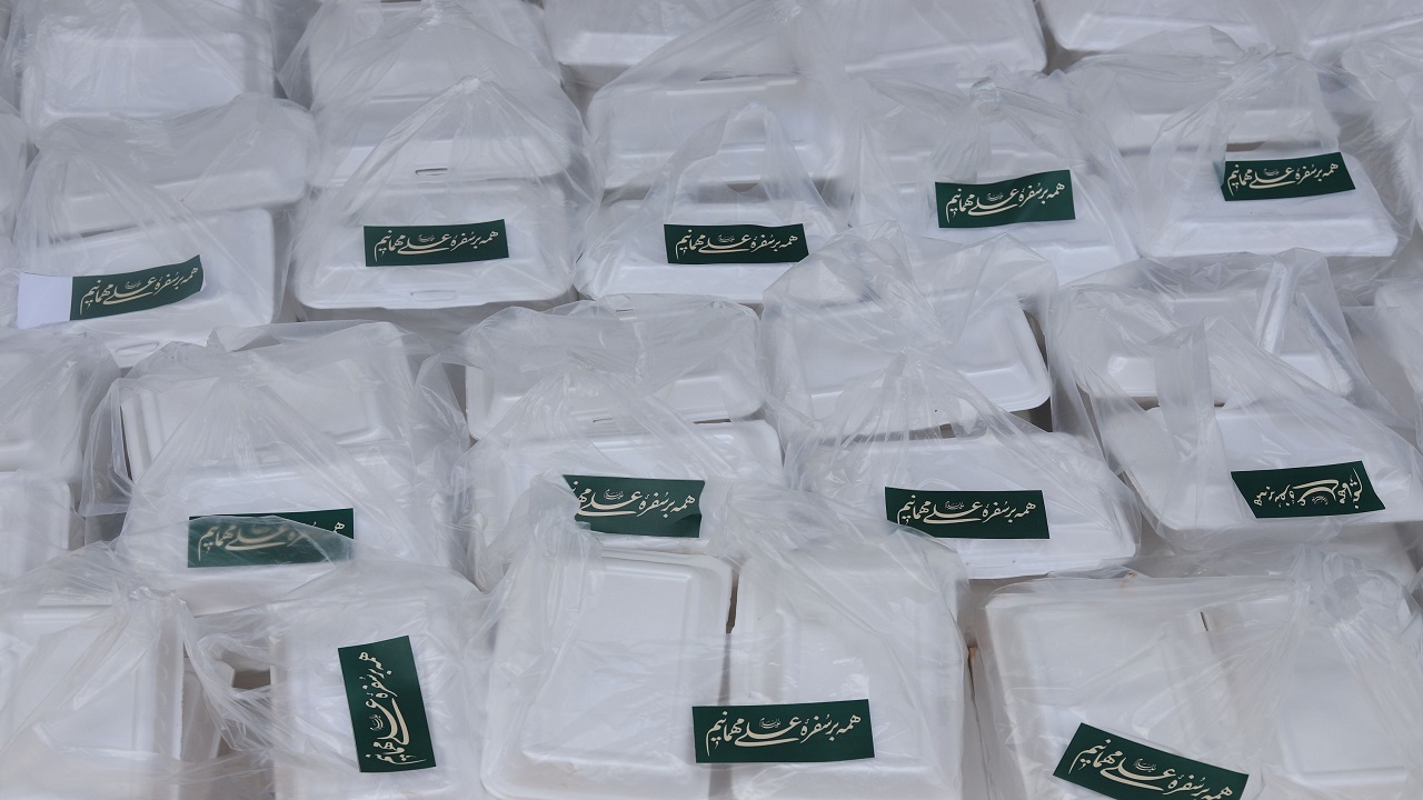 توزیع غذای گرم در روستای مهین آباد نهاوند به مناسبت عید غدیر + فیلم