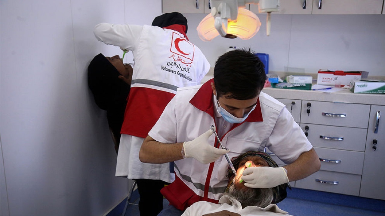 بهره مندی بیش از  ۸۶۰ نفر  از خدمات کاروان  پزشکی هلال احمر
