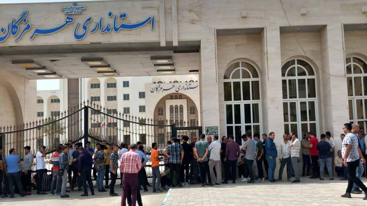 تجمع بازاریان بندرعباس مقابل استانداری هرمزگان
