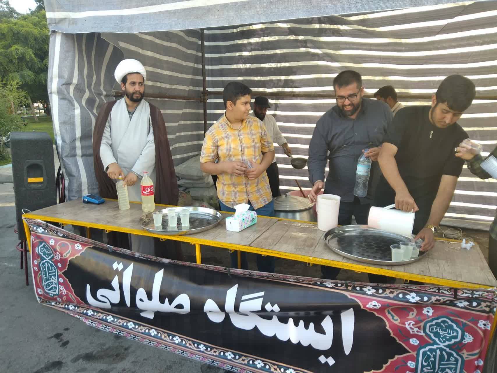 پذيرايي از شرکت کنندگان در مراسم جشن