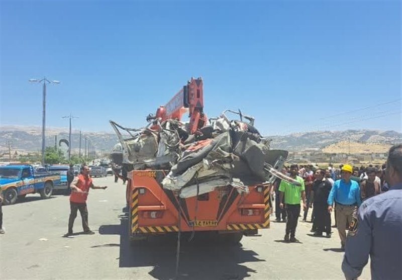 تصادف تریلی با ۲۵ خودرو در محور یاسوج ـ شیراز&zwnj;