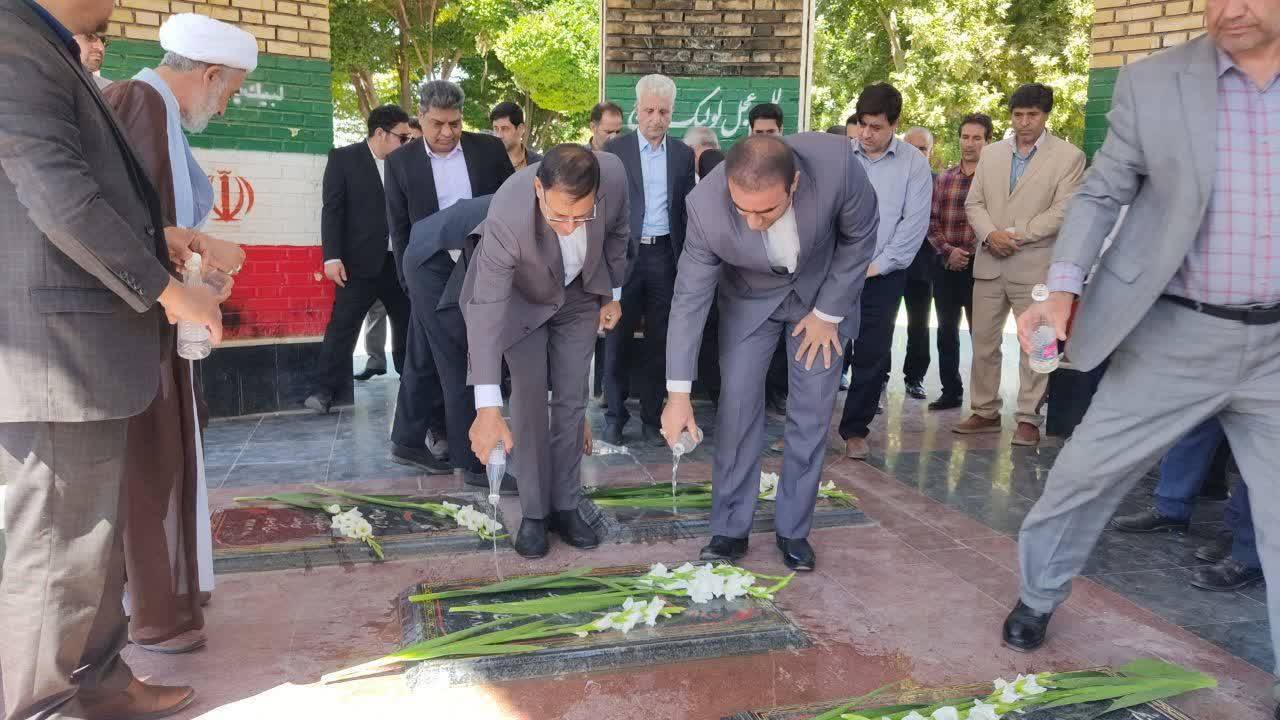 گل افشاتی مزار شهدا