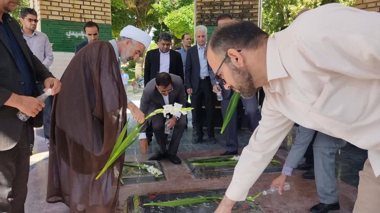 ادای احترام به شهدا