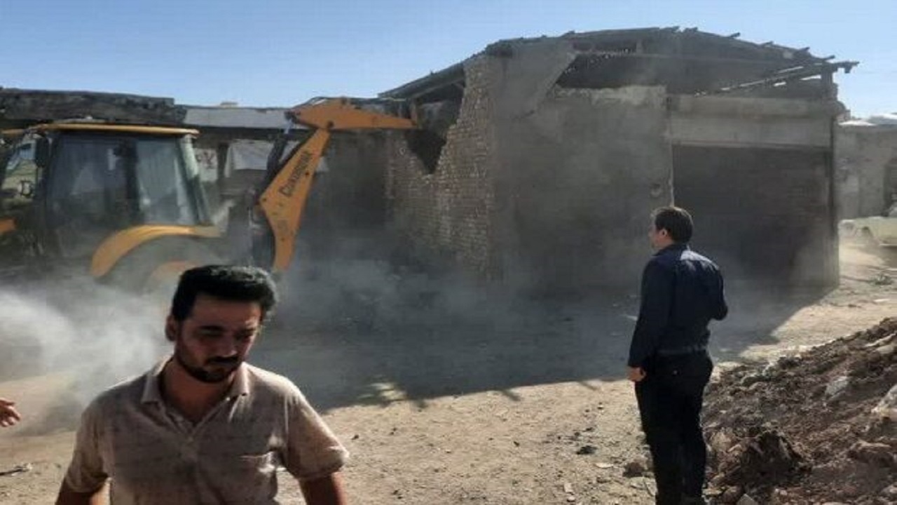 تخریب ساخت‌وساز‌های غیرمجاز در سرای تاریخی ملاحسین