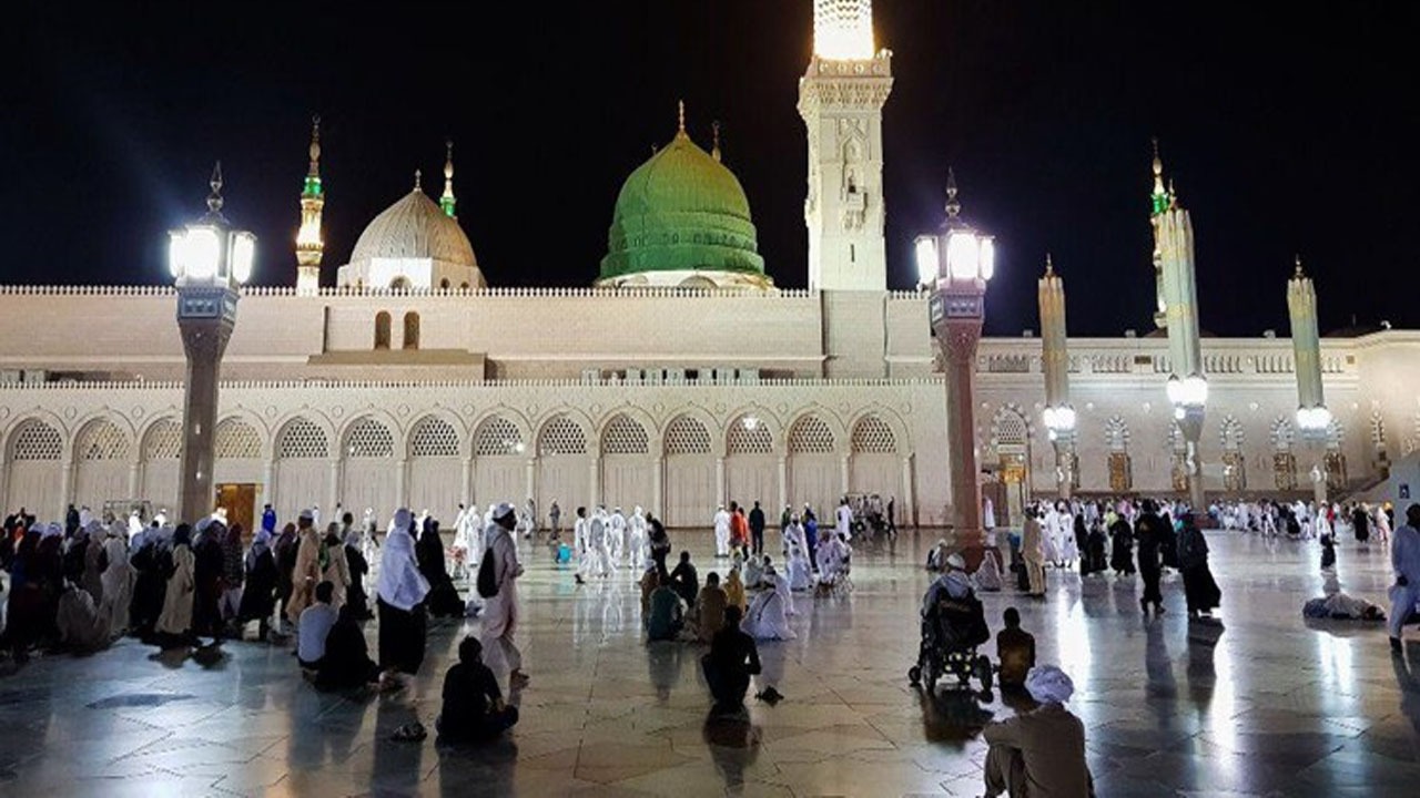ساعتی جالب در مسجدالنبی (ص) که زمان اذان مغرب را نشان می‌دهد + عکس