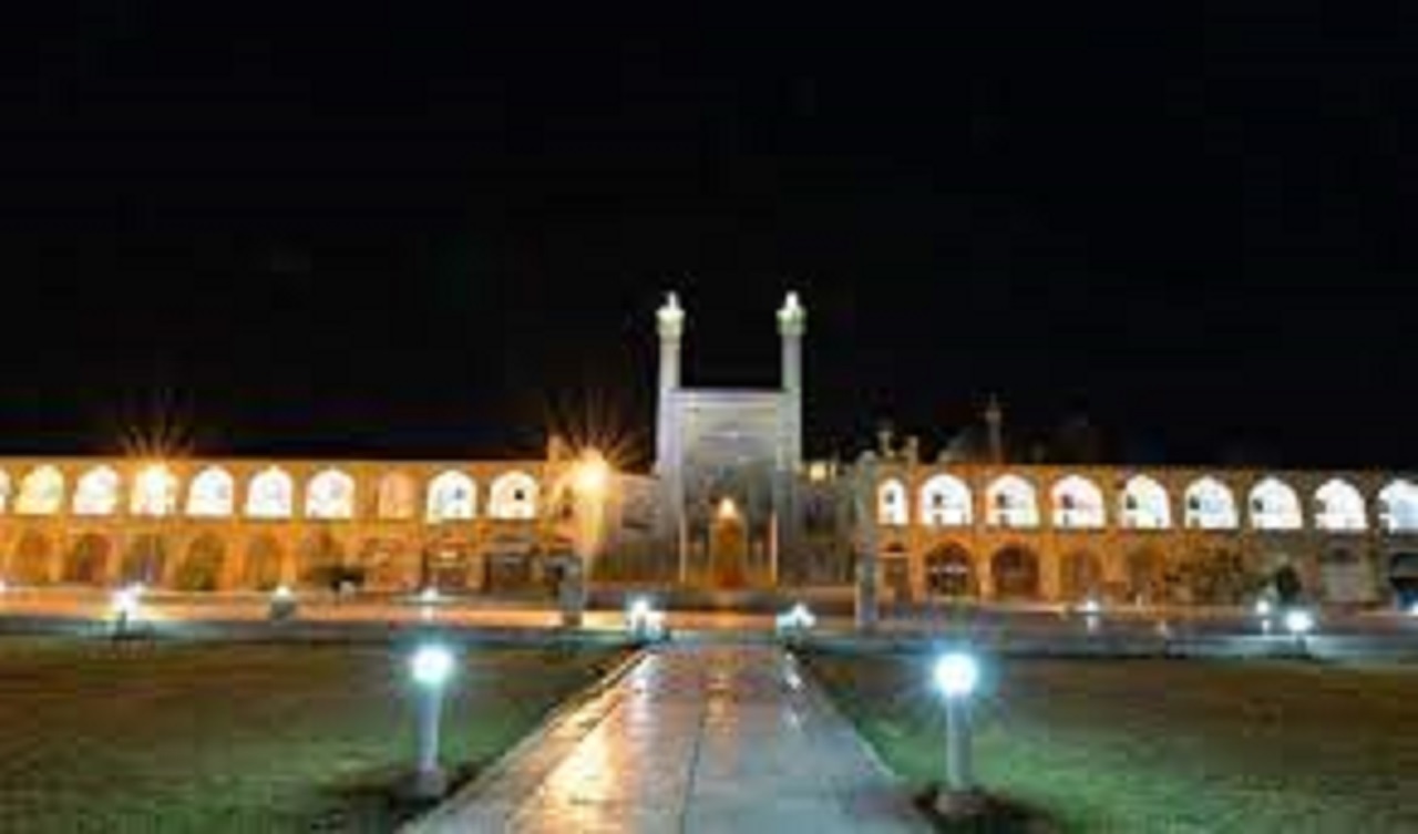 نصب ۷۵۰ پایه چراغ روشنایی در میدان امام (ره) اصفهان تا پایان تابستان