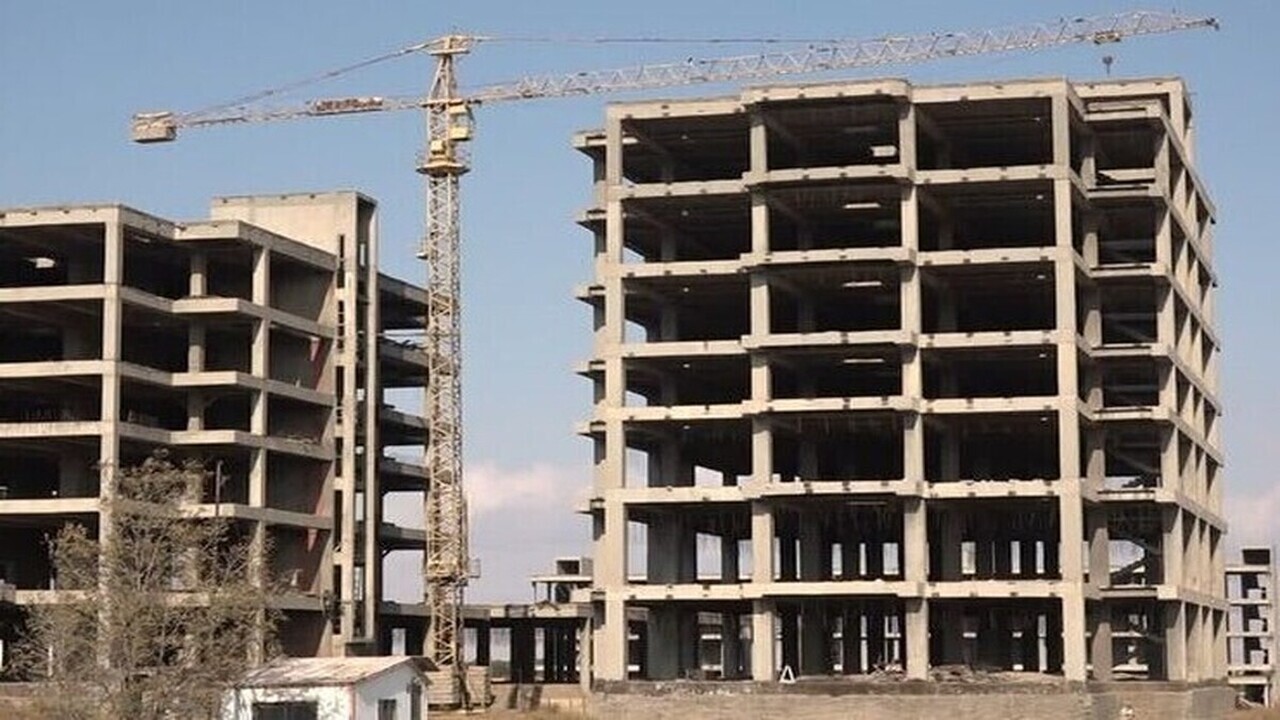 بیمارستان نیمه‌تمام رضا تخریب و از نو ساخته شود