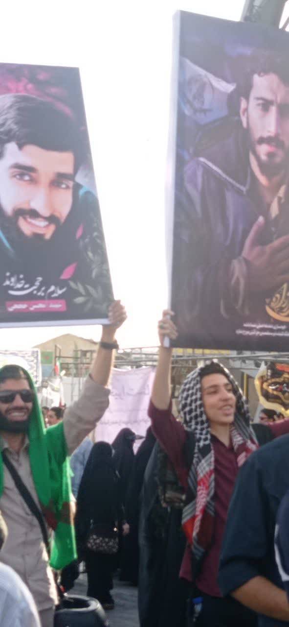 تصویر یادگاری با شهدا