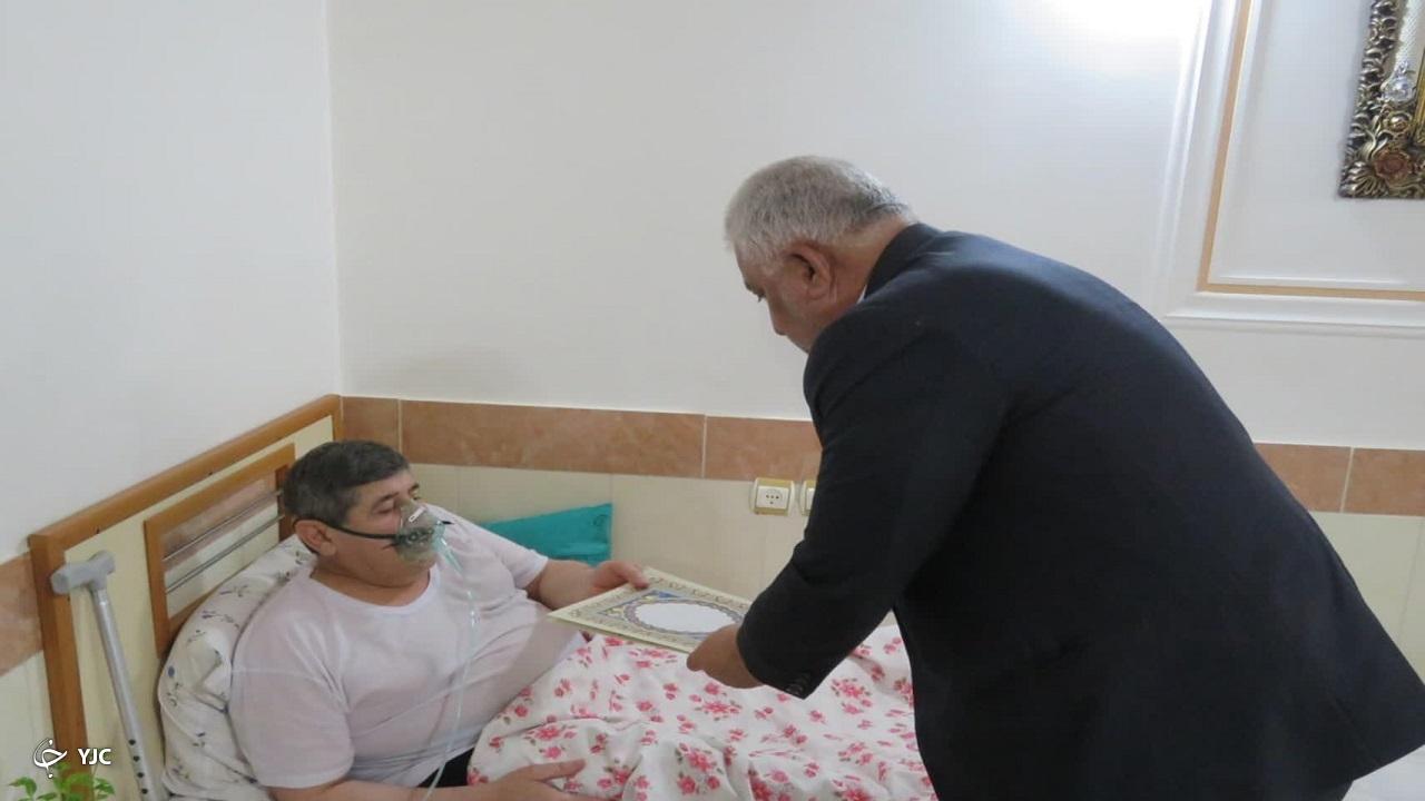 دیدار فرماندار مهاباد به همراه جمعی از مسئولان با ۳ خانواده شهید و جانباز