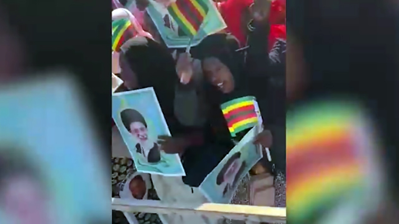 استقبال مردم زیمبابوه از رئیس جمهور کشورمان در فرودگاه + فیلم