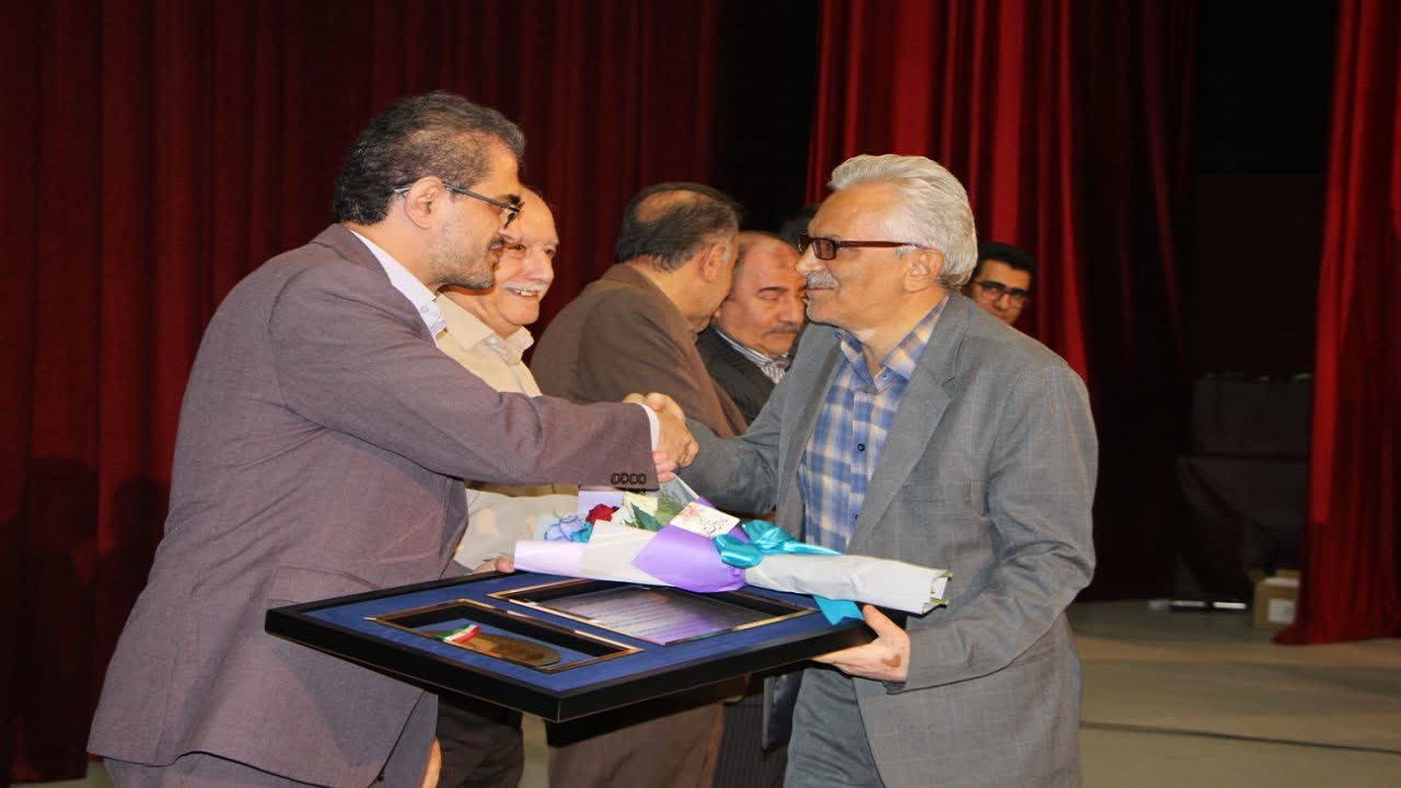بازنشستگان نمونه کشوری در کردستان تجلیل شدند