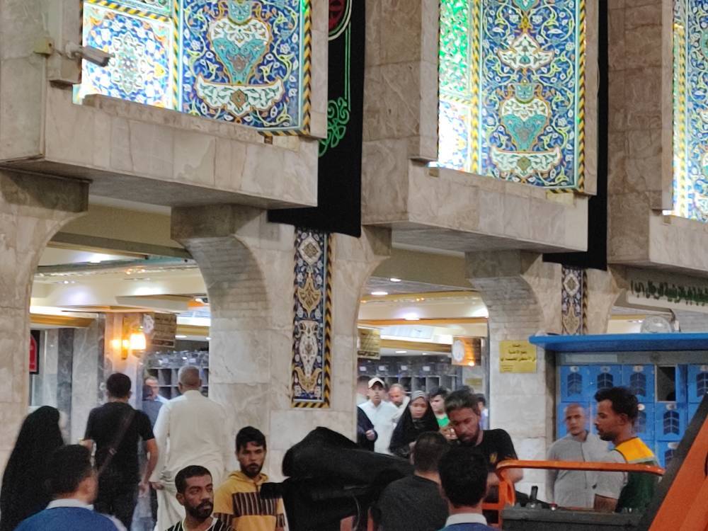 خادمان در حال آماده سازي حرم خادمان در حال آماده سازي حرم