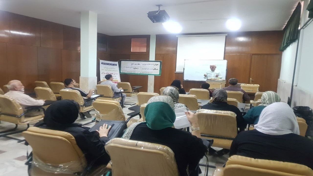 ۱۸ مهارت جو در شهرستان قزوین با پرورش زنبور عسل آشنا شدند
