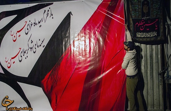 نصب پرچم عزاداري امام حسين