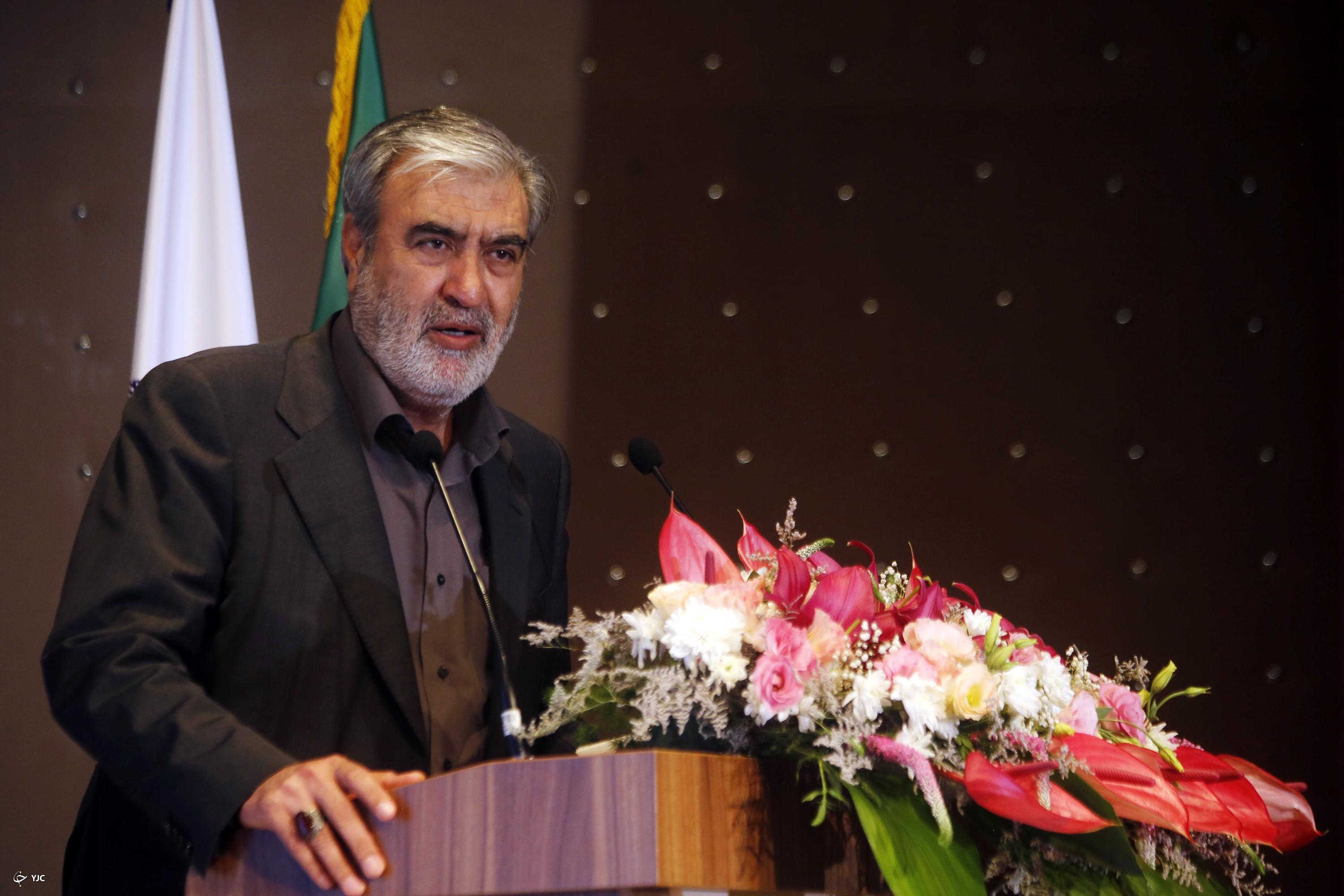 حقوق یک وکیل برگرفته از قانون اساسی است