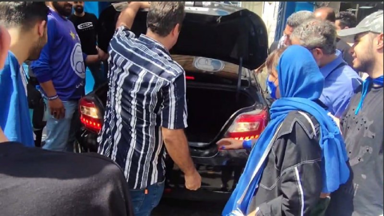 هواداران در جستجوی خطیر در صندوق عقب ماشین