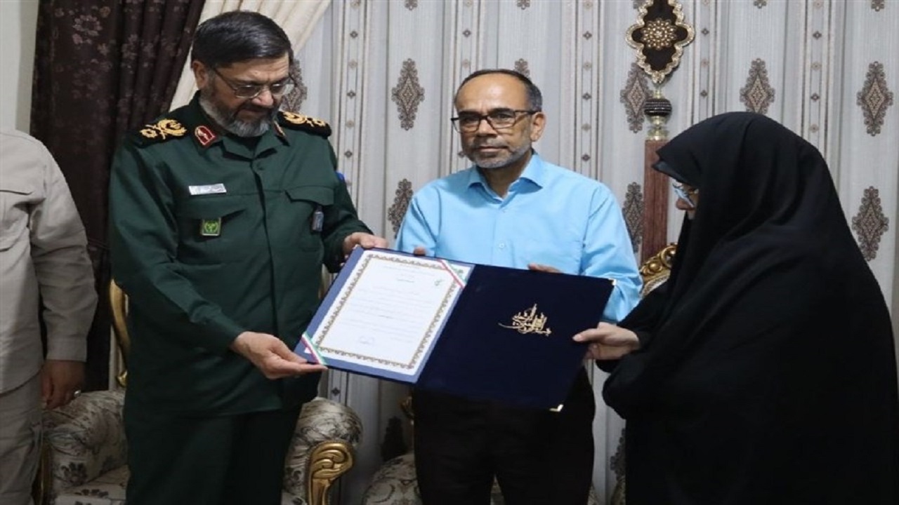 درجه سرداری شهید  ملاشاهی  به خانواده‌اش‌ اهدا شد