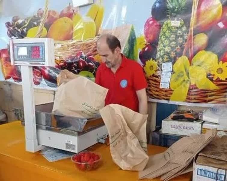 توزیع پاکت های کاغذی به جای کیسه نایلونی در بازار میوه